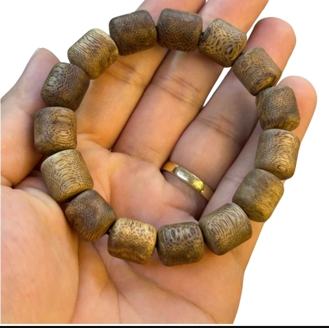 Vòng tay trầm tự nhiên.png